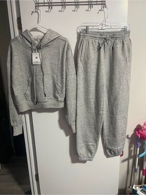Amazon Women's Light Gray Pullover Hoodie & Jogger Sweatset